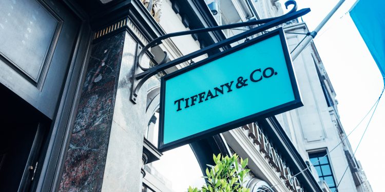 Las acciones de Tiffany se dispararon en la bolsa luego de que el grupo LVMH confirmara su interés por adquirirla