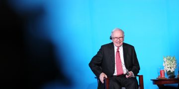 Warren Buffett a sus 90 años alcanza una fortuna de $100 billones de dólares
