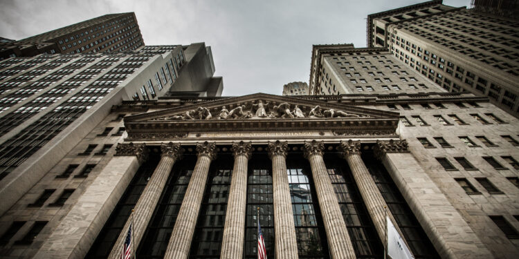 Dow cae casi 500 puntos a medida que aumentan preocupaciones por protestas en China