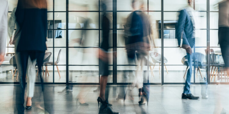 5 trabajos que pagan $100,000 dólares al año o más y no requieren título universitario