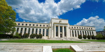 En medio de la crisis bancaria, la FED incrementa nuevamente las tasas de interés