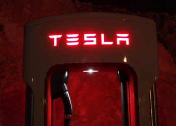 Tesla reduce por segunda vez este año el precio de sus vehículos