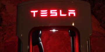 Tesla reduce por segunda vez este año el precio de sus vehículos