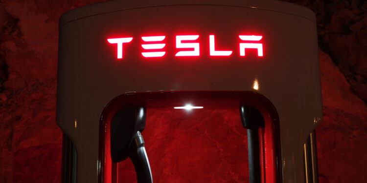 Tesla reduce por segunda vez este año el precio de sus vehículos