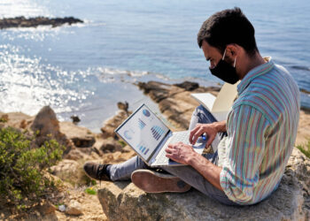 Parejas con hijos viven como nómadas digitales ¿cómo lo hacen?