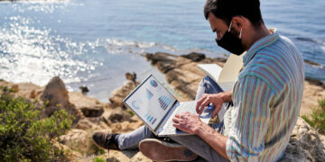 Parejas con hijos viven como nómadas digitales ¿cómo lo hacen?