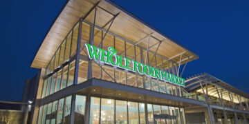 Whole Foods inició el despido de cientos de empleados