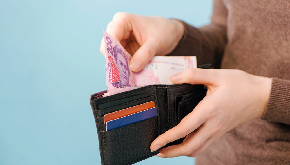 ¿Cuál es la cantidad correcta de tarjetas y efectivo con el que debes salir?