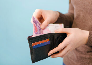 ¿Cuál es la cantidad correcta de tarjetas y efectivo con el que debes salir?