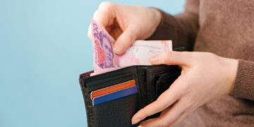 ¿Cuál es la cantidad correcta de tarjetas y efectivo con el que debes salir?