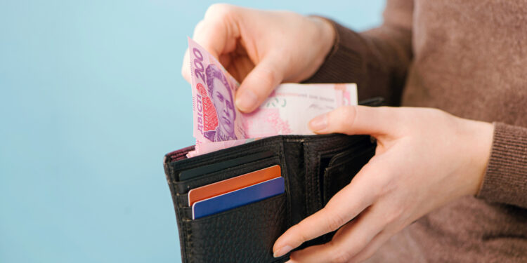 ¿Cuál es la cantidad correcta de tarjetas y efectivo con el que debes salir?