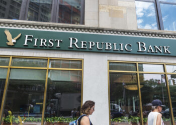 Acciones del First Republic Bank caen 49% después de conocerse informe con alarmante noticia