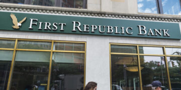 Acciones del First Republic Bank caen 49% después de conocerse informe con alarmante noticia