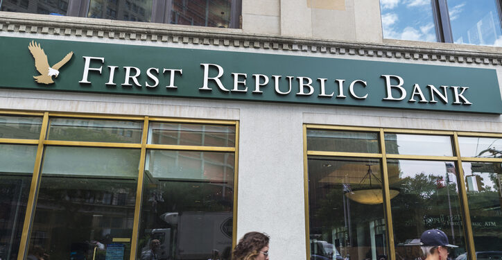 Acciones del First Republic Bank caen 49% después de conocerse informe con alarmante noticia