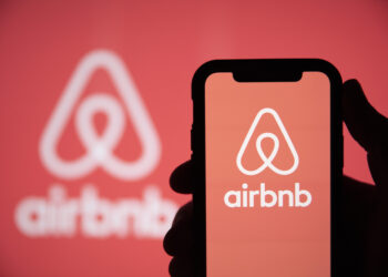 Ganancias de AirBnb superan las expectativas pero el valor de sus acciones cae  ¿por qué?