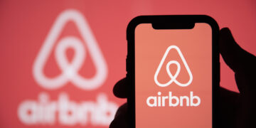 Ganancias de AirBnb superan las expectativas pero el valor de sus acciones cae  ¿por qué?