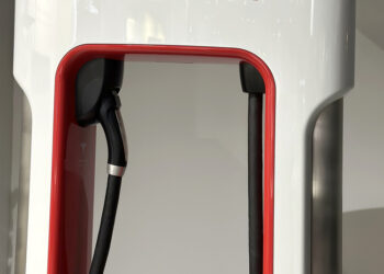 Ford y Tesla cierran inesperado acuerdo para compartir estaciones de carga eléctrica