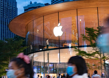 Apple firma multimillonario acuerdo para fabricar componentes 5G dentro de los EE. UU.