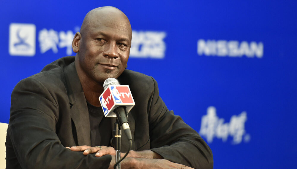 Michael Jordan vendió su participación en los Charlotte Hornets por $3,000 millones de dólares