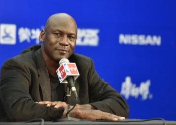 Michael Jordan vendió su participación en los Charlotte Hornets por $3,000 millones de dólares