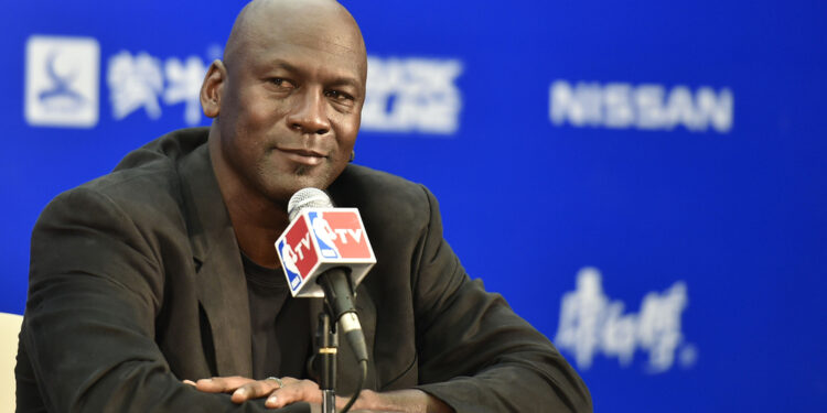 Michael Jordan vendió su participación en los Charlotte Hornets por $3,000 millones de dólares