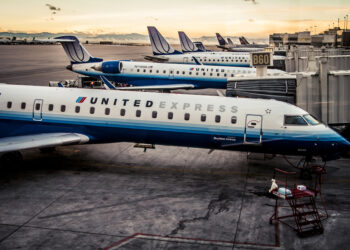 La aerolínea United entregará 30,000 millas de viajero frecuente a personas afectadas por los retrasos masivos en los vuelos
