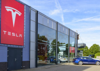 Tesla registró ingresos trimestrales récord de $24.9 mil millones