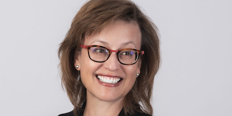 Anna Gómez, abogada de origen latino, se convierte en miembro de la Comisión Federal de Comunicaciones (FCC)