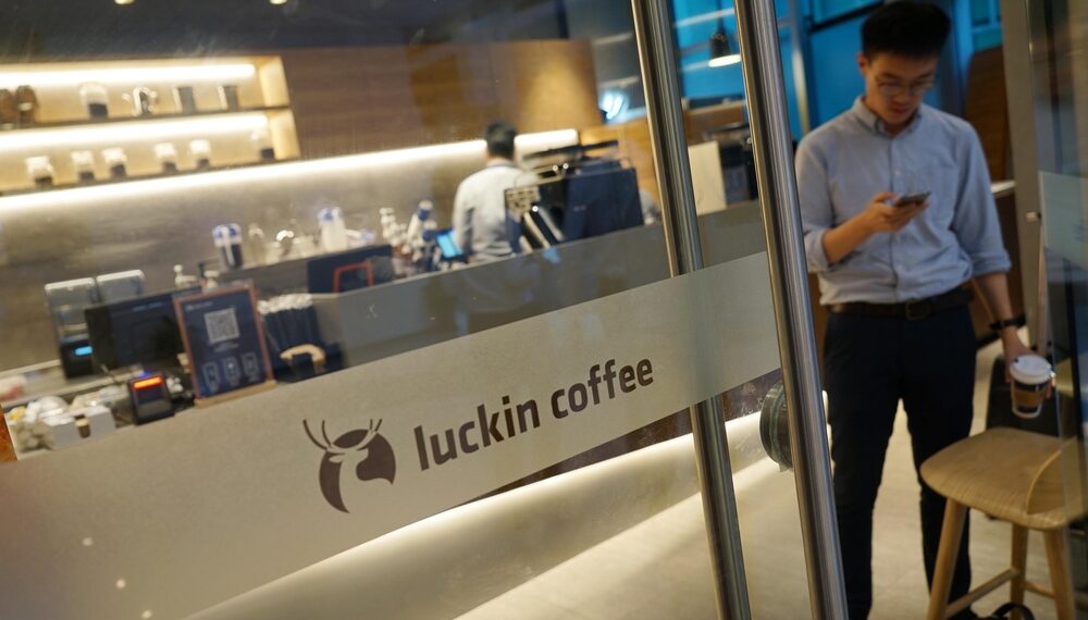 Empresa china superó a Starbucks como la cadena de café más grande en ese país