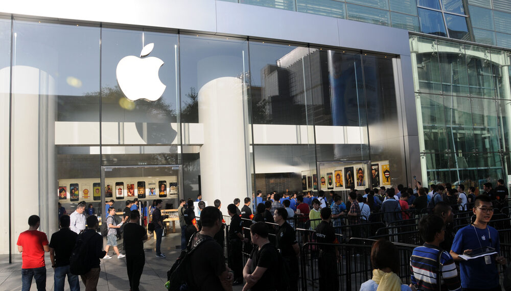Las tiendas Apple en China  permanecen abarrotadas luego del lanzamiento del iPhone 15