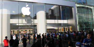Las tiendas Apple en China  permanecen abarrotadas luego del lanzamiento del iPhone 15