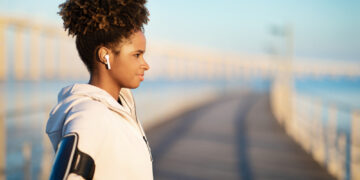 Los nuevos AirPods incorporan una sofisticada IA que permite mantenerlos más tiempo en los oídos