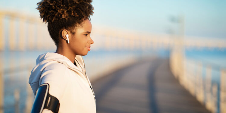 Los nuevos AirPods incorporan una sofisticada IA que permite mantenerlos más tiempo en los oídos
