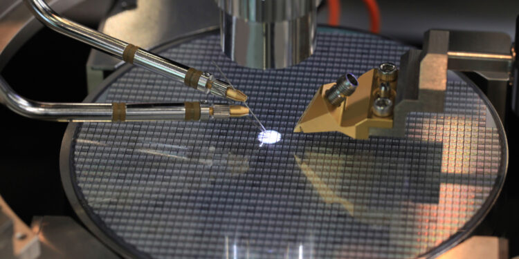 Apple firma multimillonario acuerdo con reconocido fabricante de chips