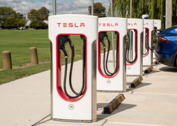 Autos Hyundai y Kia se podrán cargar en puertos Tesla a partir del próximo año