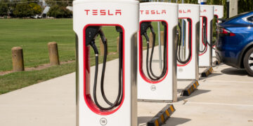 Autos Hyundai y Kia se podrán cargar en puertos Tesla a partir del próximo año