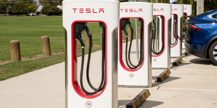 Autos Hyundai y Kia se podrán cargar en puertos Tesla a partir del próximo año