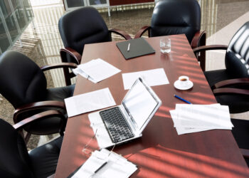 Inversores de OpenAi piden el regreso del recién despedido Sam Altman