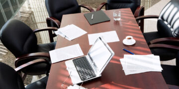 Inversores de OpenAi piden el regreso del recién despedido Sam Altman