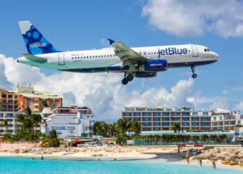 Las acciones de JetBlue cayeron a su nivel más bajo de los últimos 12 años