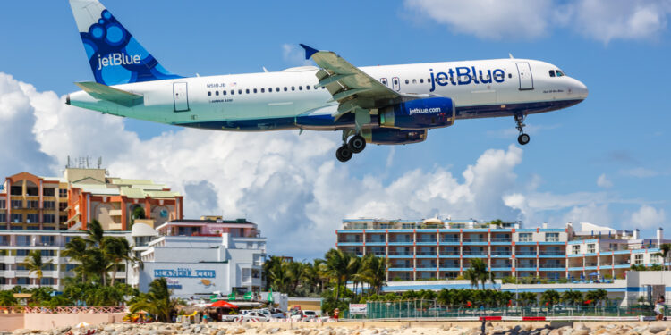 Las acciones de JetBlue cayeron a su nivel más bajo de los últimos 12 años