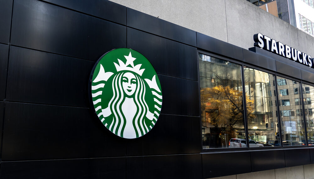 Acciones de Starbucks suben un 10% luego de informar resultados que superaron las expectativas de Wall Street