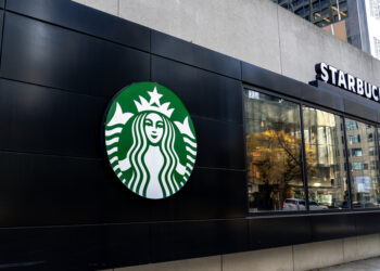 Acciones de Starbucks suben un 10% luego de informar resultados que superaron las expectativas de Wall Street