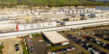 Tesla retira millones de vehículos del mercado debido a posibles fallos del piloto automático