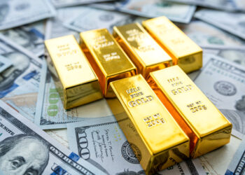 El precio del oro alcanzó un máximo histórico de $2,100 dólares