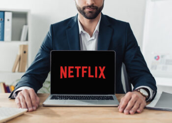 Cofundador y presidente de Netflix dona $1,100 millones de dólares en acciones de la compañía