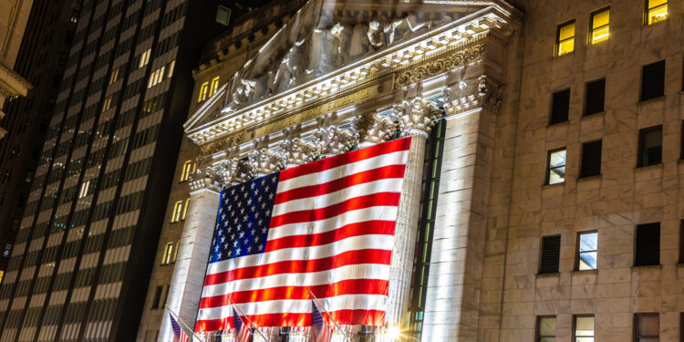 La economía estadounidense creció un 3.3% en el cuarto trimestre y la inflación retrocedió