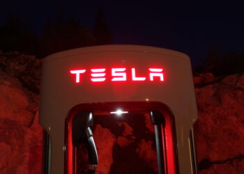 Tesla ganará miles de millones por cuenta de las estaciones de carga en EE. UU. para Ford y otras marcas