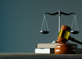 Un ejecutivo compró acciones de un rival y ganó $120,000 dólares, ahora la SEC lo acusa de uso de información privilegiada