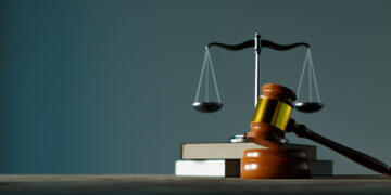 Un ejecutivo compró acciones de un rival y ganó $120,000 dólares, ahora la SEC lo acusa de uso de información privilegiada